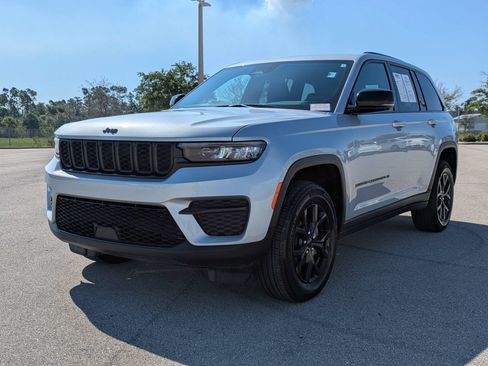 Used 2025 Jeep Grand Cherokee Altitude AWD/4WD image 9