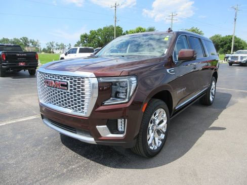 Certified 2022 GMC Yukon XL Denali w/ Denali Ultimate Package AWD/4WD image 12