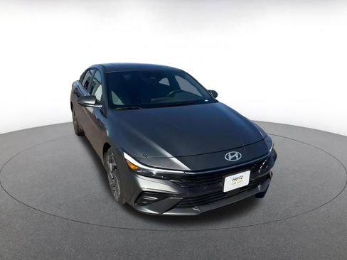 Used 2025 Hyundai Elantra Limited image 3