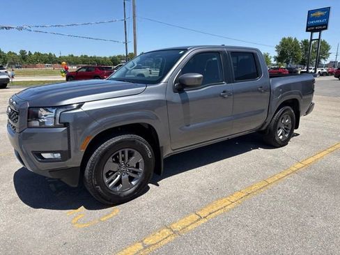 Used 2025 Nissan Frontier SV w/ SV Convenience Package RWD image 2