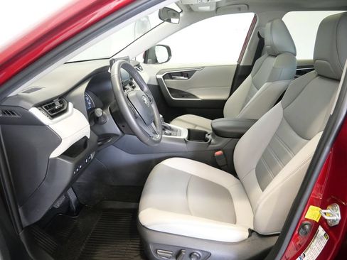Used 2022 Toyota RAV4 XLE Premium AWD/4WD image 15