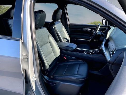 Used 2025 Chevrolet Traverse LT FWD image 27