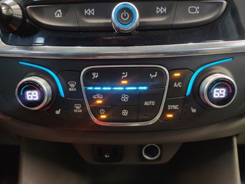 Used 2018 Chevrolet Traverse LT FWD image 17