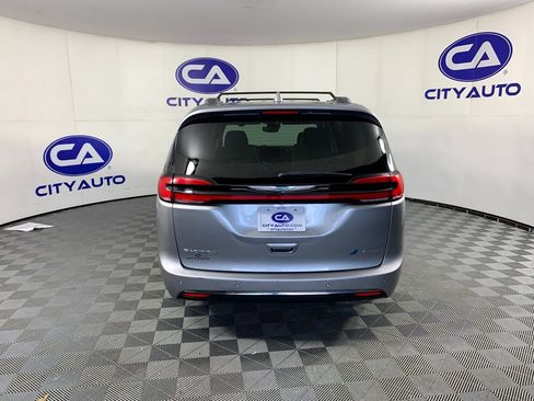 Used 2021 Chrysler Pacifica Touring-L FWD image 4