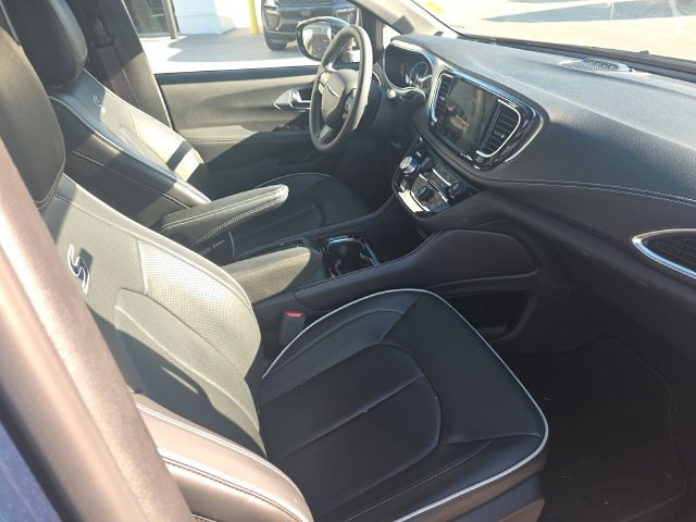 Used 2025 Chrysler Pacifica Premium FWD image 14