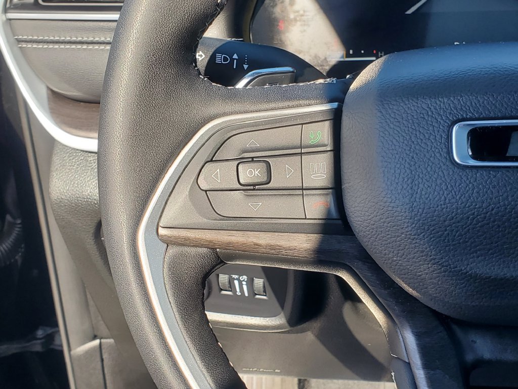Used 2025 Jeep Grand Cherokee Limited AWD/4WD image 11