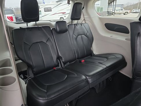 Used 2024 Chrysler Pacifica Select image 16