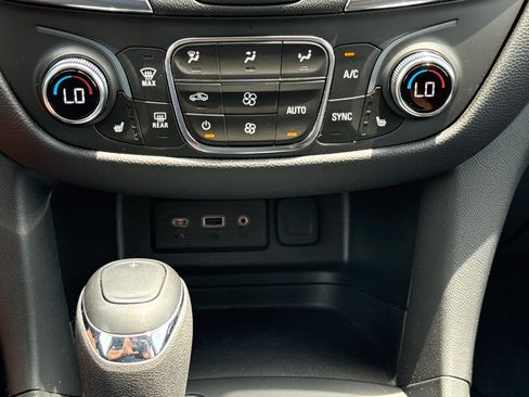 Used 2021 Chevrolet Equinox LT AWD/4WD image 28