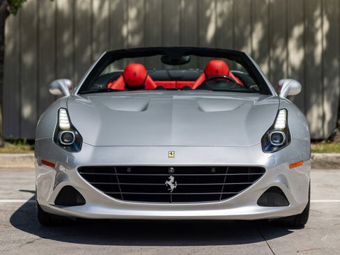 Used 2015 Ferrari California T image 4