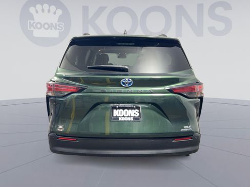 Used 2021 Toyota Sienna XLE image 5