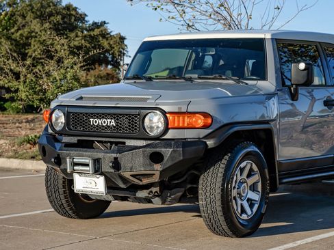 Used 2014 Toyota FJ Cruiser 4WD w/ Upgrade Package image 7