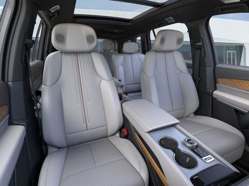New 2026 Cadillac Vistiq Luxury w/ LPO, Floor Liner Package AWD/4WD image 17