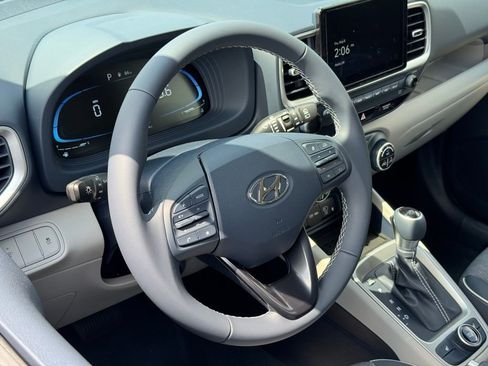 Used 2025 Hyundai Venue Limited image 16