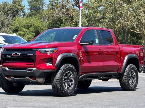 Used 2026 Chevrolet Colorado ZR2 w/ Technology Package AWD/4WD image 7