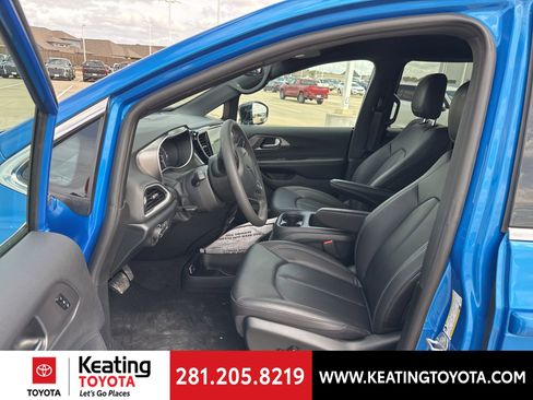 Used 2026 Chrysler Pacifica Select image 14