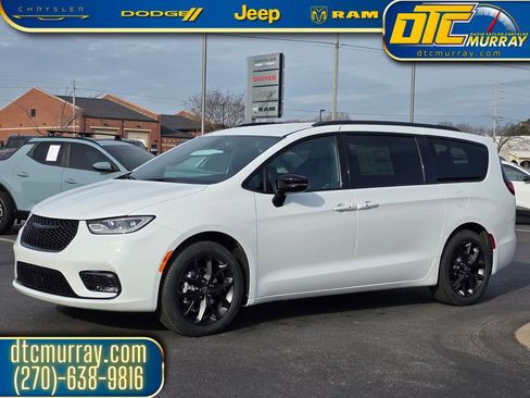 New 2026 Chrysler Pacifica Select image 2