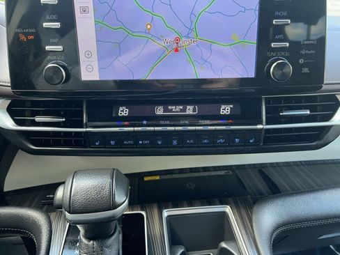 Used 2024 Toyota Sienna Platinum image 29