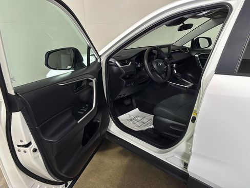 Used 2022 Toyota RAV4 LE image 2