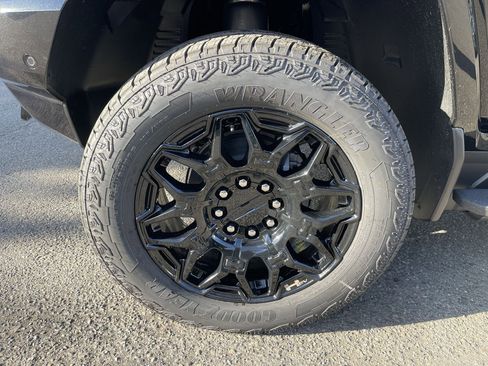 New 2026 GMC Hummer EV SUV w/ LPO, Roof Cross Rail Package image 41