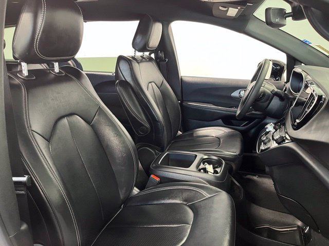 Used 2025 Chrysler Pacifica Select FWD image 9