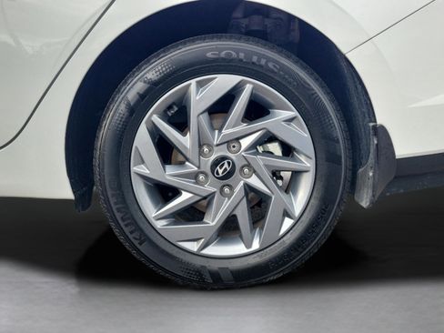 Used 2025 Hyundai Elantra Blue image 31