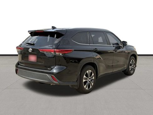 Used 2023 Toyota Highlander XLE FWD image 5