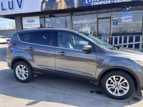 Used 2017 Ford Escape SE image 2