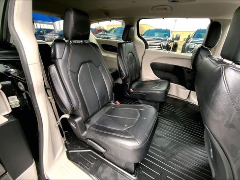 Used 2019 Chrysler Pacifica Touring-L image 19