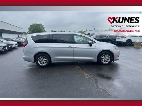 Used 2022 Chrysler Voyager LX FWD image 2