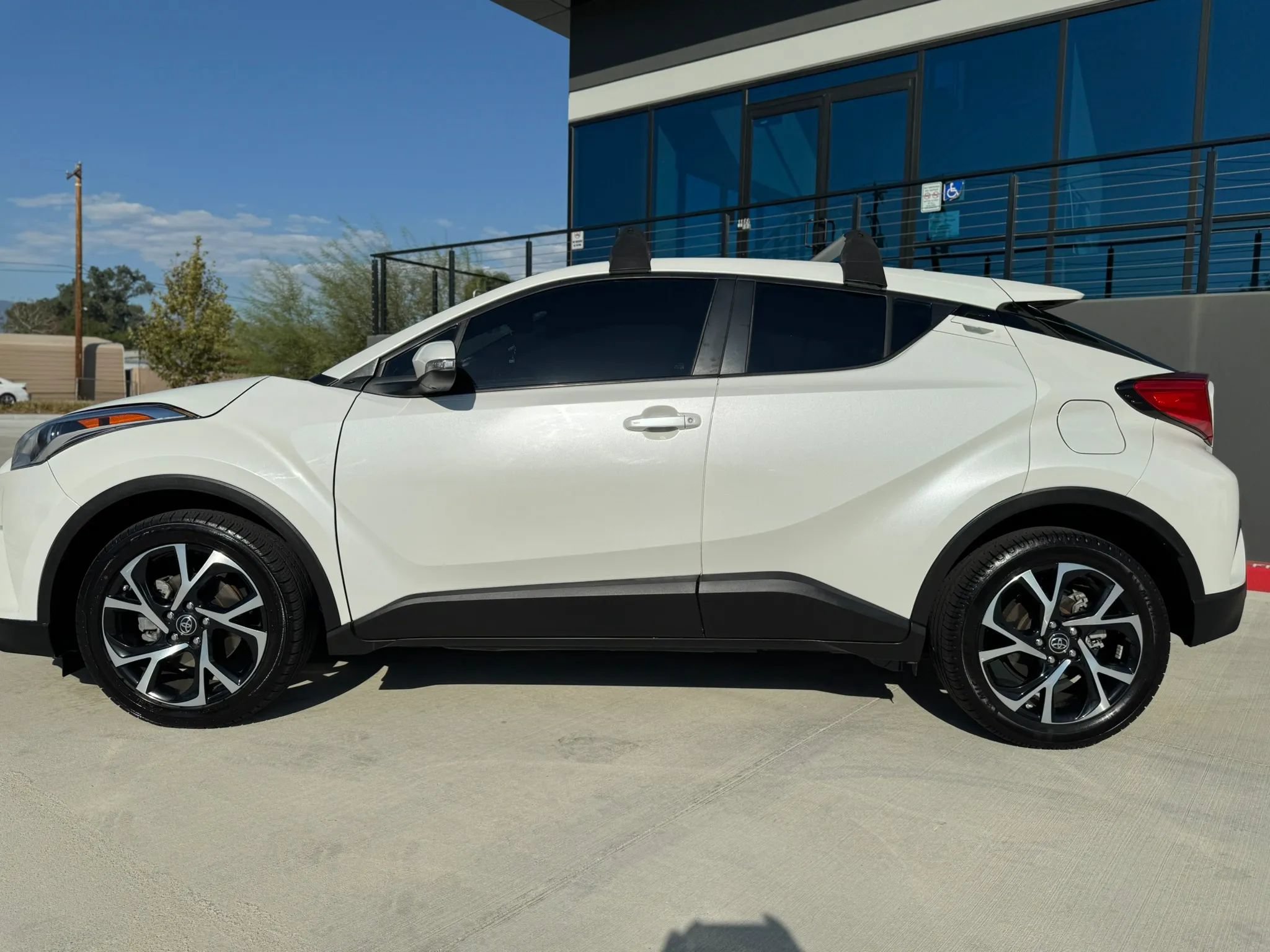 Used 2018 Toyota C-HR XLE FWD image 3