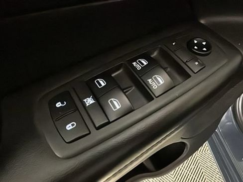 Used 2018 Jeep Grand Cherokee Altitude AWD/4WD image 10