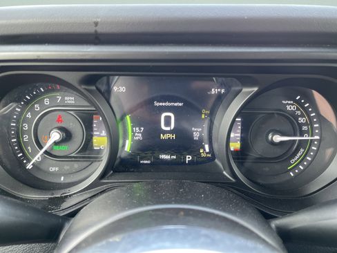 Used 2025 Jeep Wrangler Unlimited Sahara AWD/4WD image 25