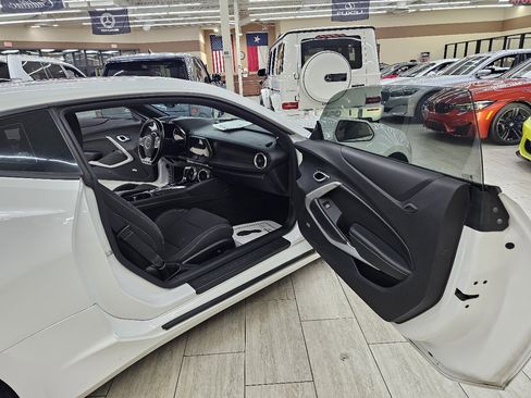 Used 2020 Chevrolet Camaro LT w/ Technology Package image 15