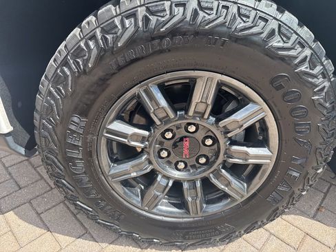 Used 2023 GMC Sierra 1500 AT4 w/ Technology Package image 4