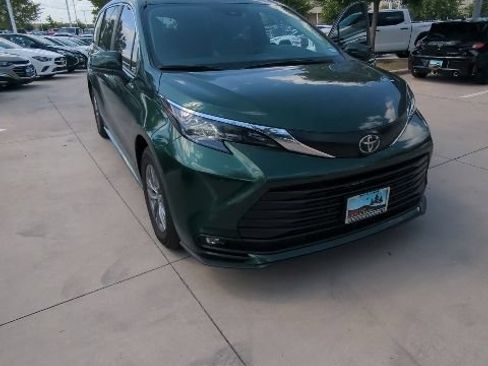 Used 2026 Toyota Sienna XLE FWD image 15