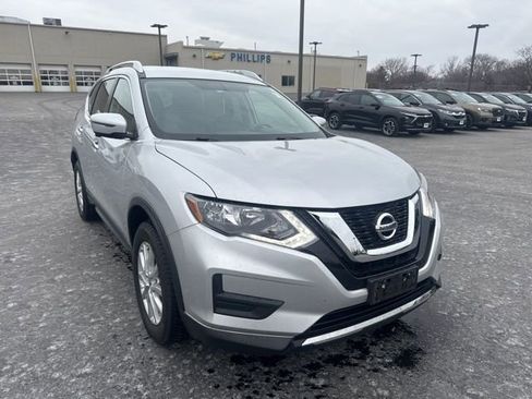 Used 2017 Nissan Rogue SV w/ SV Premium Package image 4