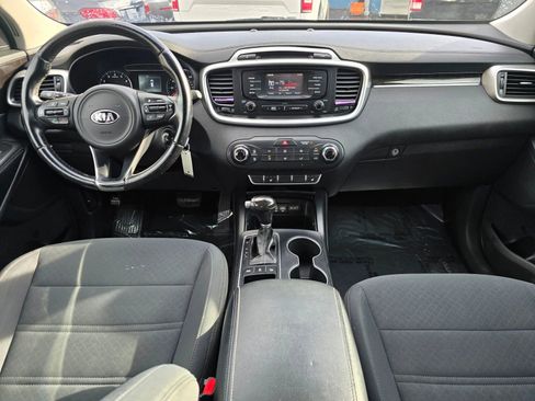 Used 2016 Kia Sorento LX w/ LX Convenience Package image 18