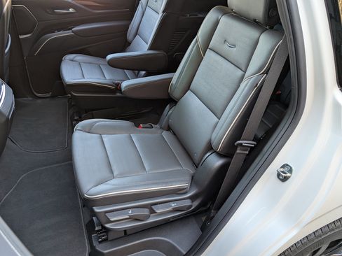 Used 2023 Cadillac Escalade Premium Luxury image 18