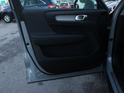 Used 2025 Volvo XC40 B5 Plus image 8