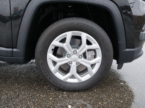 Used 2024 Jeep Compass Latitude image 10