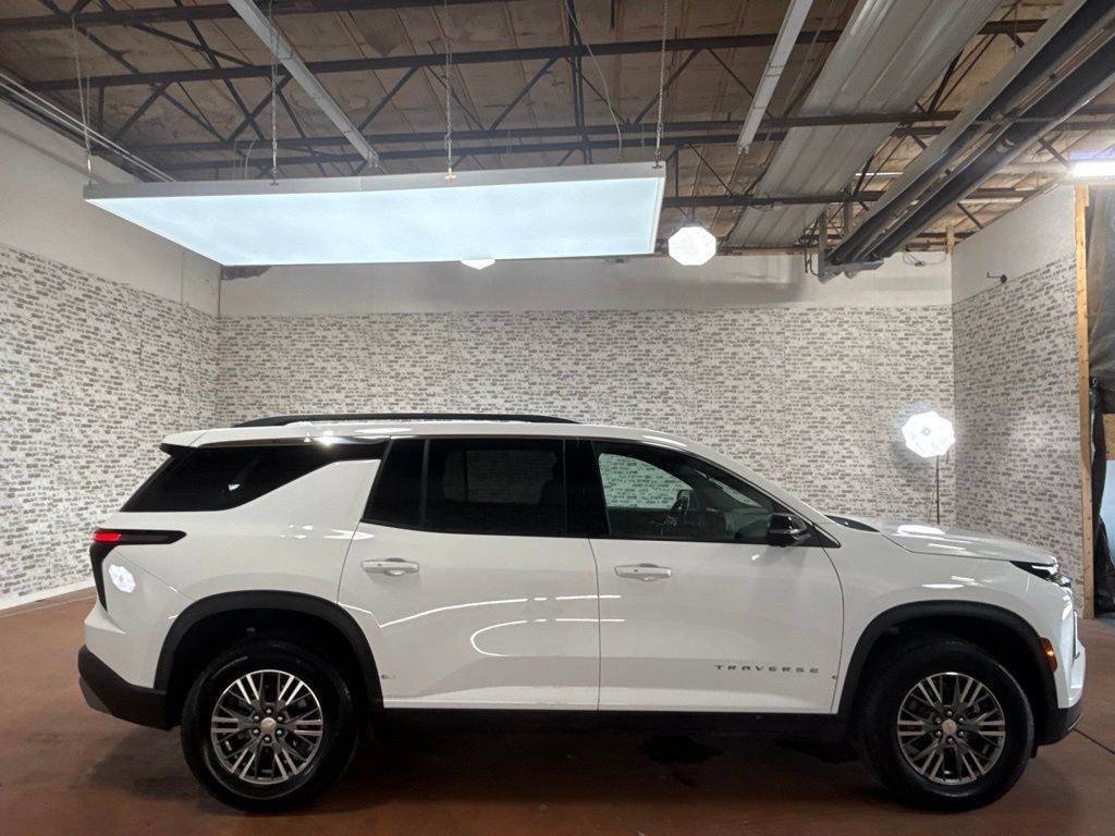 Used 2024 Chevrolet Traverse LT FWD image 8