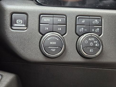 Used 2025 Chevrolet Silverado 1500 High Country w/ High Country Premium Package AWD/4WD image 22