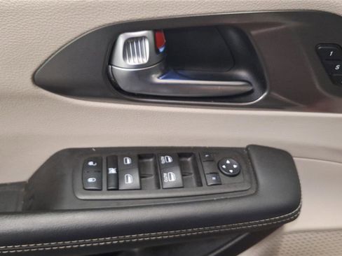 Used 2023 Chrysler Pacifica Touring-L FWD image 24