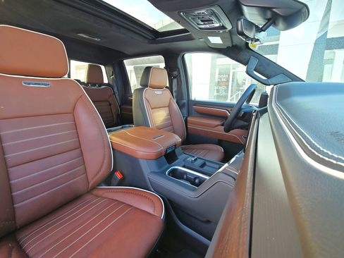 New 2026 GMC Sierra 2500 Denali Ultimate w/ LPO, Black Badging Package image 18