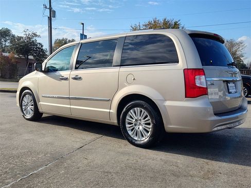 Used 2012 Chrysler Town & Country Limited w/ Luxury Group image 6