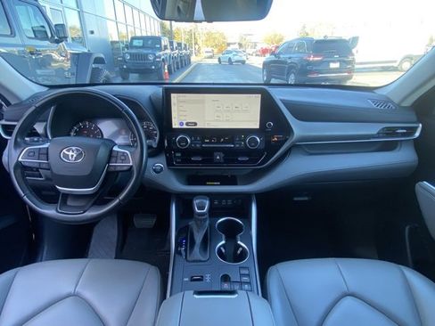 Used 2023 Toyota Highlander XLE image 14