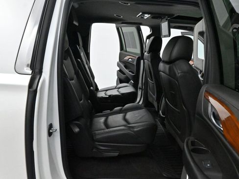 Used 2017 Cadillac Escalade ESV Luxury image 39
