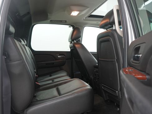 Used 2013 Chevrolet Avalanche LTZ image 12