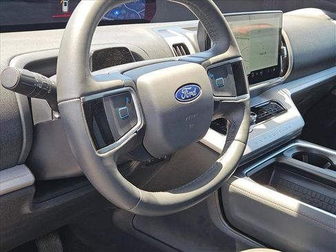 Used 2025 Ford Expedition Active AWD/4WD image 9
