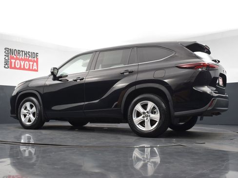 Used 2024 Toyota Highlander LE AWD/4WD image 28